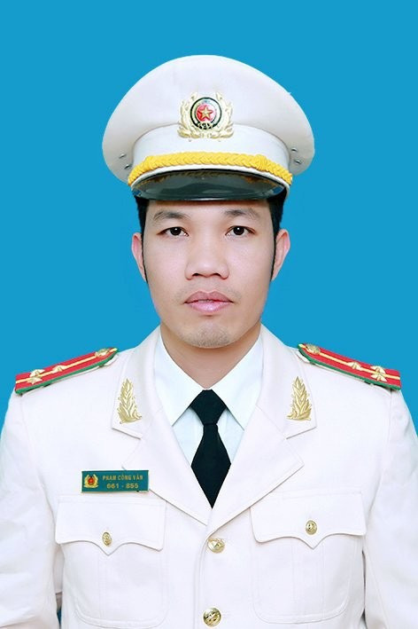 Thượng úy Phạm Công Văn (cán bộ Đội Cảnh sát điều tra tội phạm về trật tự xã hội, Công an huyện Mê Linh) là tấm gương đầy chất thép của người “lính hình sự” 9X. Loạt các vụ việc nóng, phức tạp đã được thượng úy Văn tham gia trinh sát, khám phá thành công: Trực tiếp tham gia điều tra khám phá và thụ lý hồ sơ vụ án; Cùng ồng đội tích cực tham gia tuyên truyền lưu động bằng xe máy; phát hơn 3.000 tờ rơi phòng chống tội phạm tới người dân, doanh nghiệp trên địa bàn…