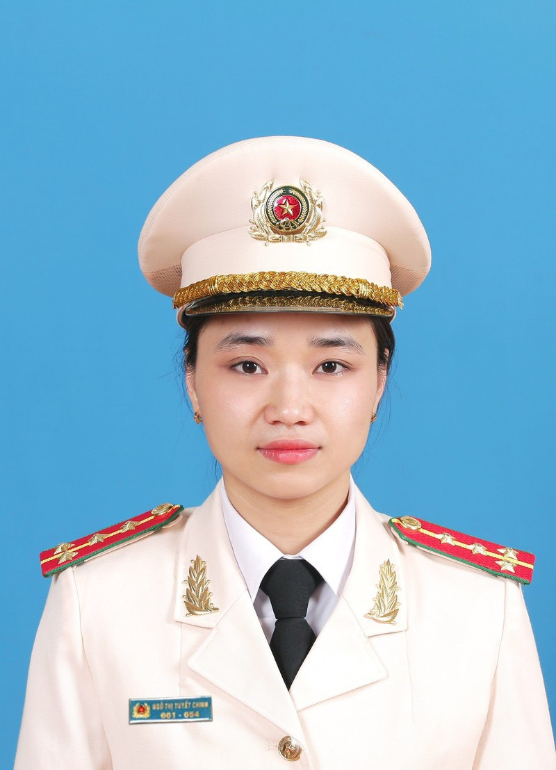 Đại úy Ngô Thị Tuyết Chinh cán bộ chuyên môn của Đội Tham mưu, Phòng Hồ sơ nghiệp đạt Huy chương Vàng tại Hội thao ứng dụng nghiệp vụ lực lượng CAND năm 2022... Đại úy Ngô Thị Tuyết Chinh đã có nhiều kiến nghị, đề xuất xử lý các thông tin nghiệp vụ, phục vụ đắc lực công tác Bảo vệ chính trị nội bộ trong và ngoài lực lượng CAND như: Tham mưu lãnh đạo đơn vị trong việc tổ chức thực hiện công tác tổ chức cán bộ, hồ sơ cán bộ, bổ nhiệm, quy hoạch; điều động, luân chuyển, công tác quản lý, cấp phát, sử dụng các loại giấy tờ do ngành cấp….