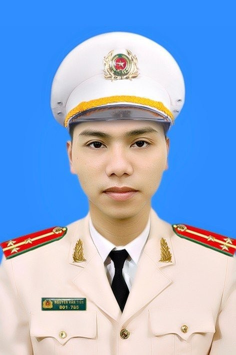 Nhìn vào con số vụ án thượng úy Nguyễn Văn Tiến (SN 1994 - cán bộ Đội Cảnh sát điều tra tội phạm về ma túy, Công an quận Bắc Từ Liêm) tham gia điều tra, khám phá trong năm 2022 phát hiện, bắt giữ và tiếp nhận 143 vụ và khám phá 168 đối tượng, trong đó có không ít đối tượng cộm cán, nhiều tiền án, tiền sự. Thượng úy Tiến trực tiếp thực hiện công tác điều tra, tiến hành các thủ tục tố tụng với 13 vụ, 16 đối tượng. Trong đó có các chuyên án, thu giữ nhiều loại ma túy với số lượng lớn, bắt giữ các đối tượng bán ma túy mang tính chất chuyên nghiệp, thủ đoạn tinh vi xảo quyệt.