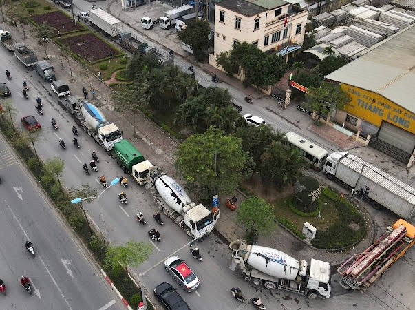 Đa số các phương tiện đều xếp hàng từ tối hôm trước.