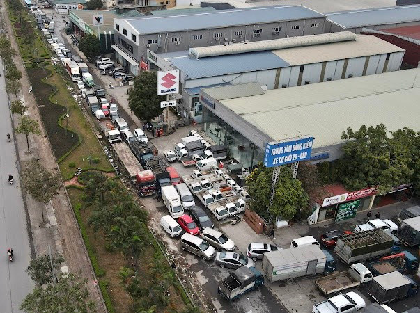 Ngay khi lực lượng chức năng tiến hành kiểm tra, khám xét, nhiều người đã phải quay xe bỏ về để tìm trung tâm đăng kiểm khác.