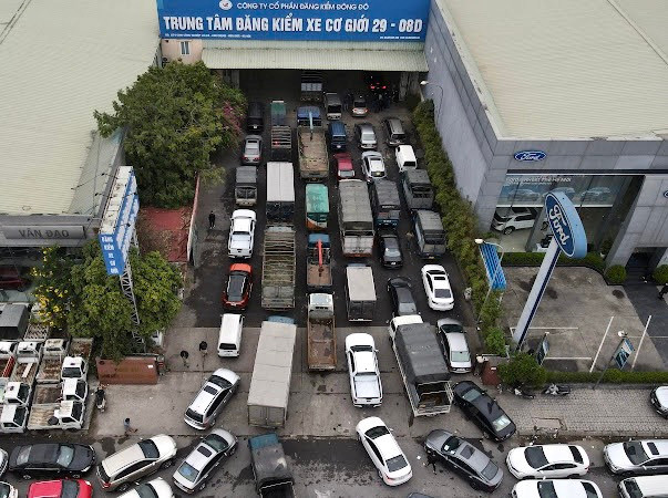 Đến ngày 13/3, TP Hà Nội có 10 trung tâm đăng kiểm phục vụ nhu cầu kiểm định xe, nhưng tình trạng người dân xếp hàng chờ nhiều ngày để được đăng kiểm vẫn không giảm. Ghi nhận tại Trung tâm Đăng kiểm 29-08D (huyện Hoài Đức, Hà Nội) hàng trăm phương tiện xếp hàng dài chờ đăng kiểm từ sáng sớm.