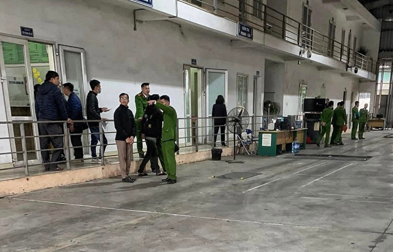 Tuy nhiên, bất ngờ trong sáng nay lực lượng chức năng đã có mặt tại Trung tâm Đăng kiểm 29-08D để tiến hành kiểm tra, khám xét.