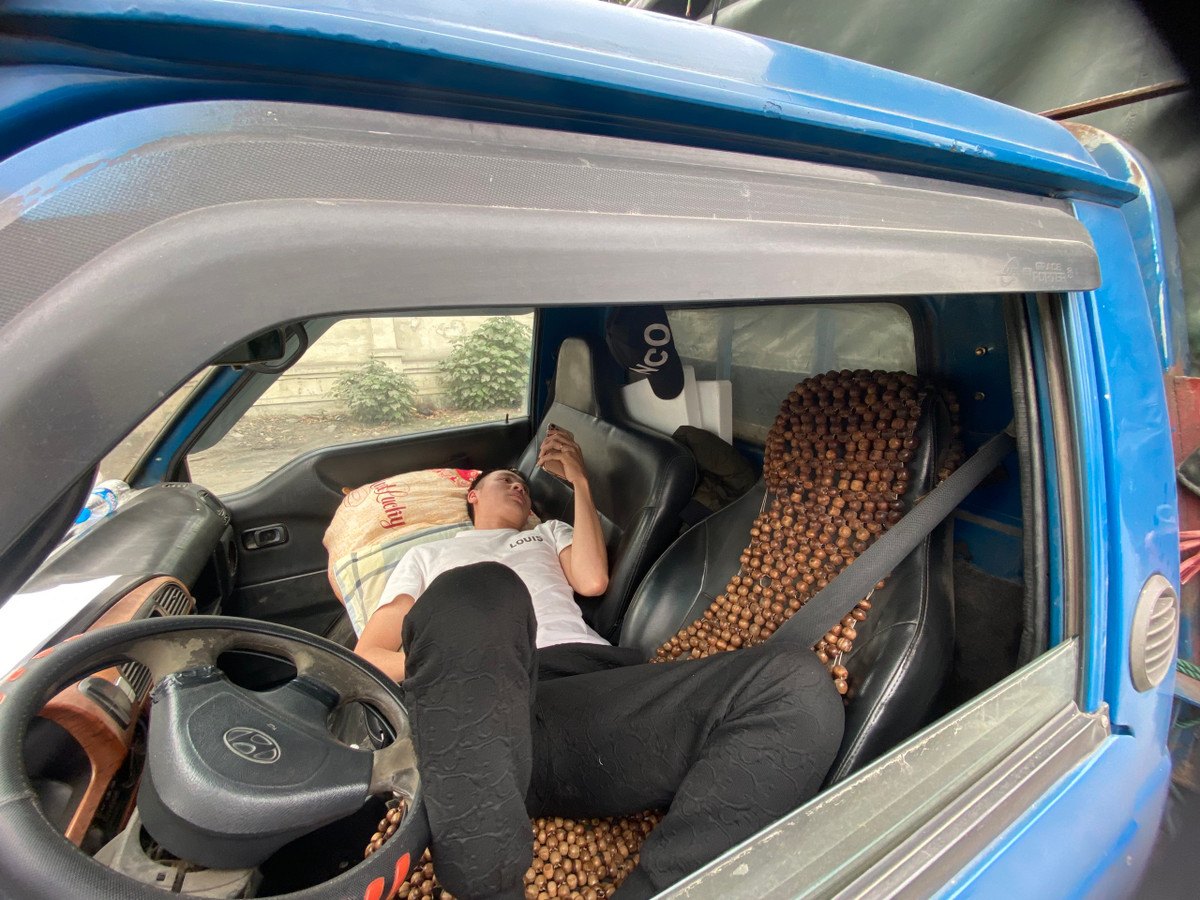 Anh Trần Văn Hải (ở Vĩnh Phúc, làm việc tại Hà Nội) cho biết: “Tôi xếp hàng chờ từ 10h sáng hôm qua, ăn ngủ trên xe, mang cả chăn gối đi cùng đây. Số phiếu kiểm định của tôi là số cuối cùng trong ngày hôm nay. Khi nào kiểm định xong thì tôi sẽ về luôn Vĩnh Phúc để liên hoan mùng 8/3 cùng vợ, còn nếu không xong thì lại phải ở đây thôi.”