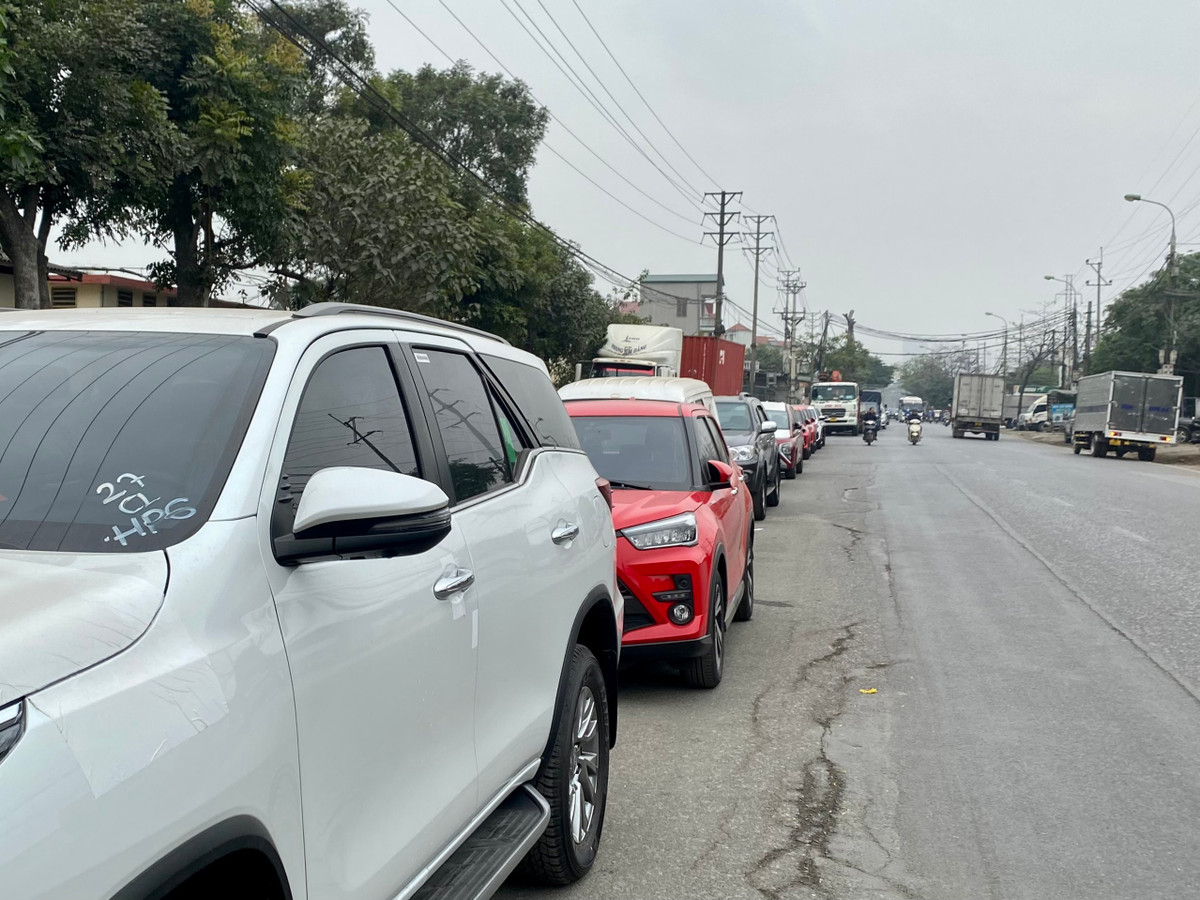 Hàng dài xe chờ tới lượt đăng kiểm.