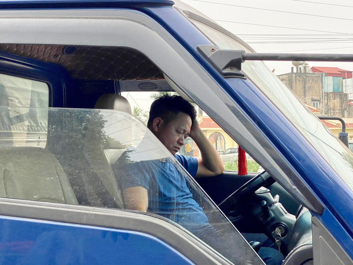 Nhiều tài xế tỏ ra mệt mỏi, bơ phờ vì chờ tới lượt đăng kiểm.