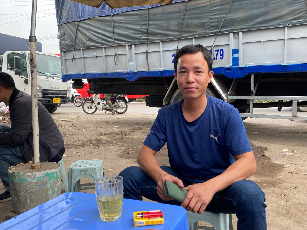 “Tôi xếp lốt chờ từ 2h sáng hôm qua nhưng phải đến đầu giờ chiều nay mới tới lượt. Rạng sáng có mấy xe cố chen vào nhưng họ không được phát phiếu đâu. Tôi chờ ròng rã từ hôm qua tới nay, cứ dừng đoạn nào mà có quán nước chè thì lại vào ngồi chờ. Có ông kiểm định suốt từ hôm 27 đến nay vẫn chưa xong vì xe quá nhiều lỗi”, anh Văn Huy (ở Thanh Oai, Hà Nội) chia sẻ.