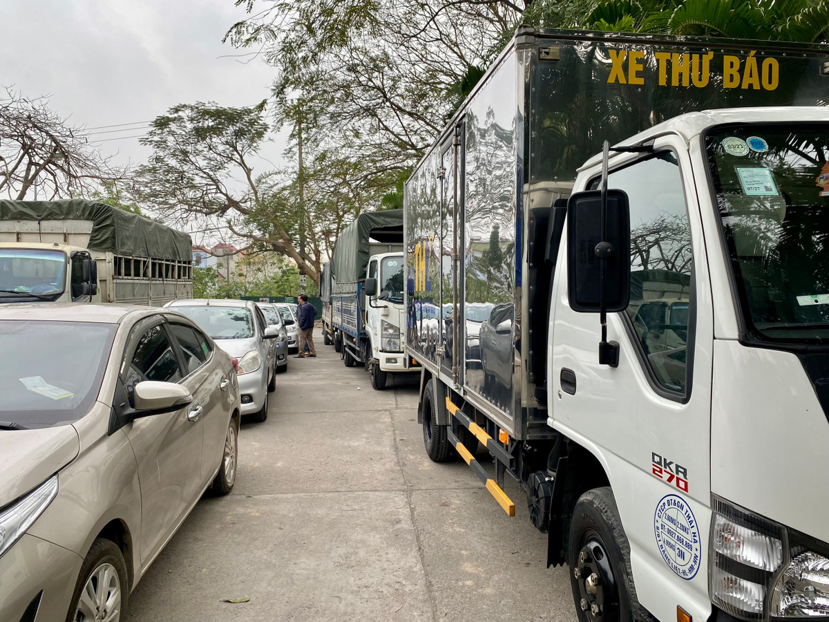 Ghi nhận tại Trung tâm đăng kiểm 29-01V (Liên Ninh, Thanh Trì), các ô tô cũng xếp hàng dài, nối đuôi nhau chờ đăng kiểm.