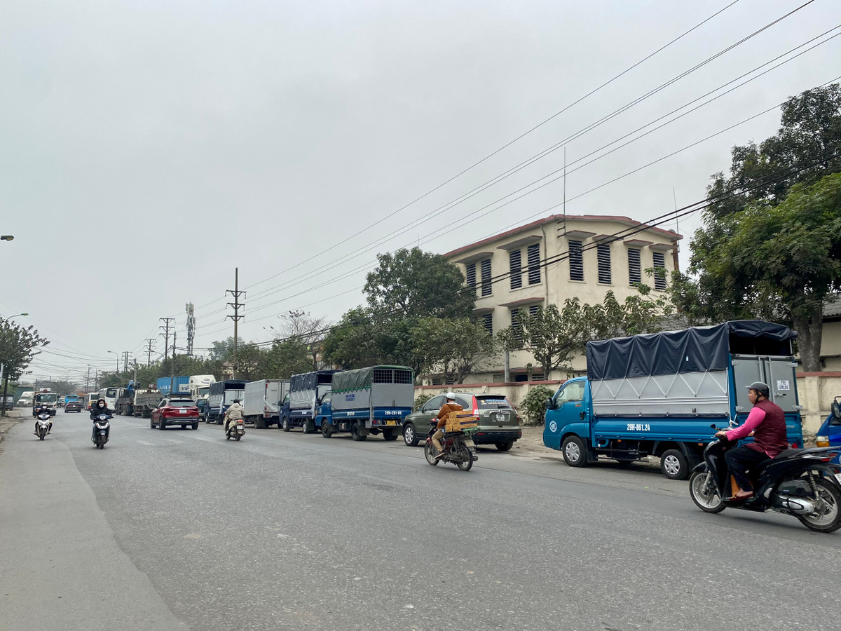 Ghi nhận của PV, sáng ngày 8/3, tại Trung tâm đăng kiểm 29-06V (Tam Hiệp, Thanh Trì), hàng trăm ô tô xếp hàng chờ kiểm định. Ô tô xếp hàng nối đuôi nhau dài hơn 1km.