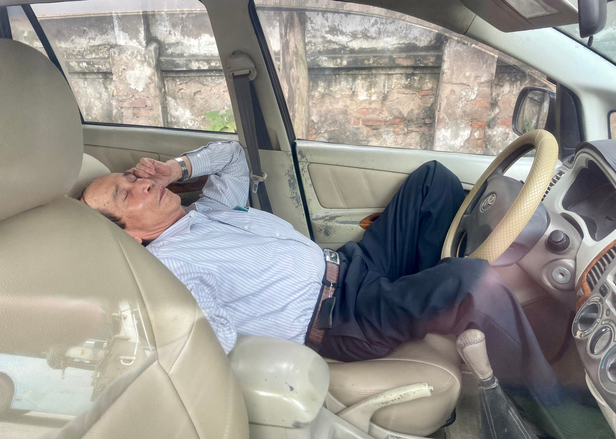 Giờ Trung tâm đăng kiểm nghỉ trưa, nhiều tài xế tranh thủ chợp mắt sau nhiều giờ đồng hồ vật vã chờ đợi.