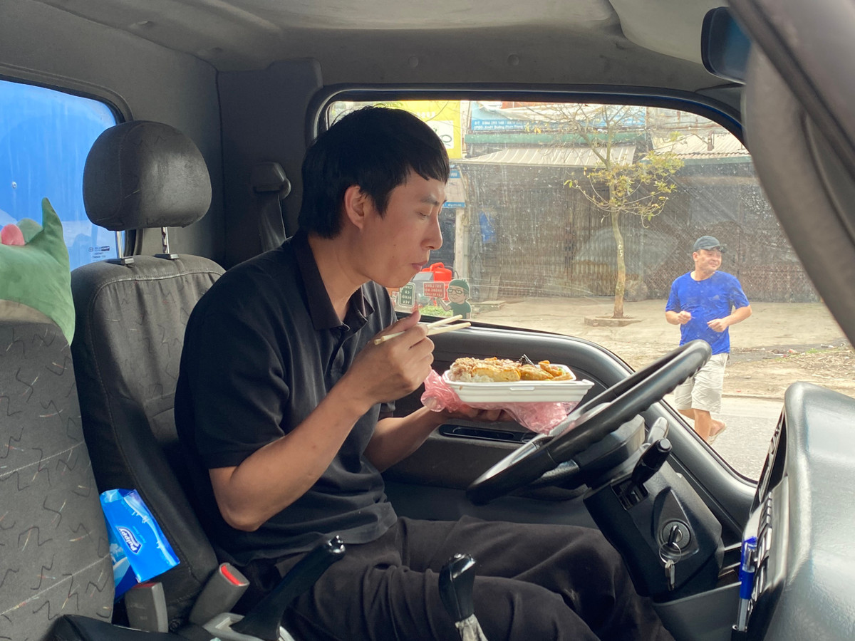 Mua vội suất cơm bên kia đường, anh Nguyễn Anh Tuấn (ở Chương Mỹ, Hà Nội) chia sẻ: “Mình xếp hàng chờ đăng kiểm từ 8h tối hôm qua nhưng vẫn chưa có số. Mình cũng đã xác định ăn nằm thêm một ngày nữa ở đây rồi. Mùng 8/3 này không kịp về chung vui với vợ và con gái, phải để hôm sau bù vậy.”