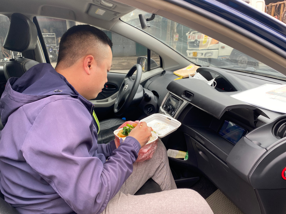 Tương tự, anh Nguyễn Thế Việt (ở Hà Đông, Hà Nội) cũng xếp hàng từ 8h30 tối hôm qua, phải xin nghỉ làm để đi đăng kiểm, hiện cũng chưa có số.