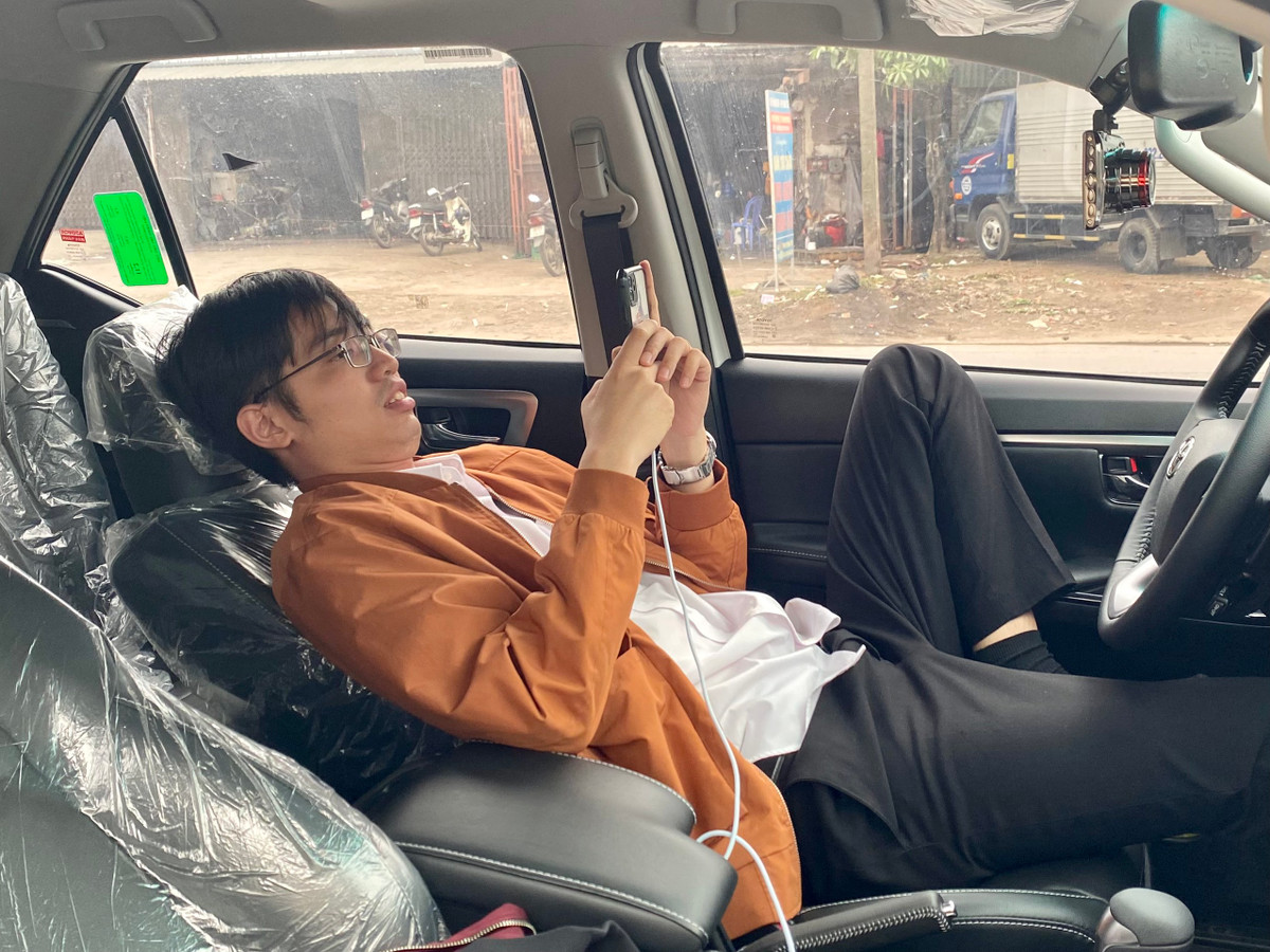 Trước thực trạng quá tải ở các trung tâm đăng kiểm, nhiều tài xế phải "ăn chực nằm chờ" trên cabin để đợi tới lượt kiểm định xe.