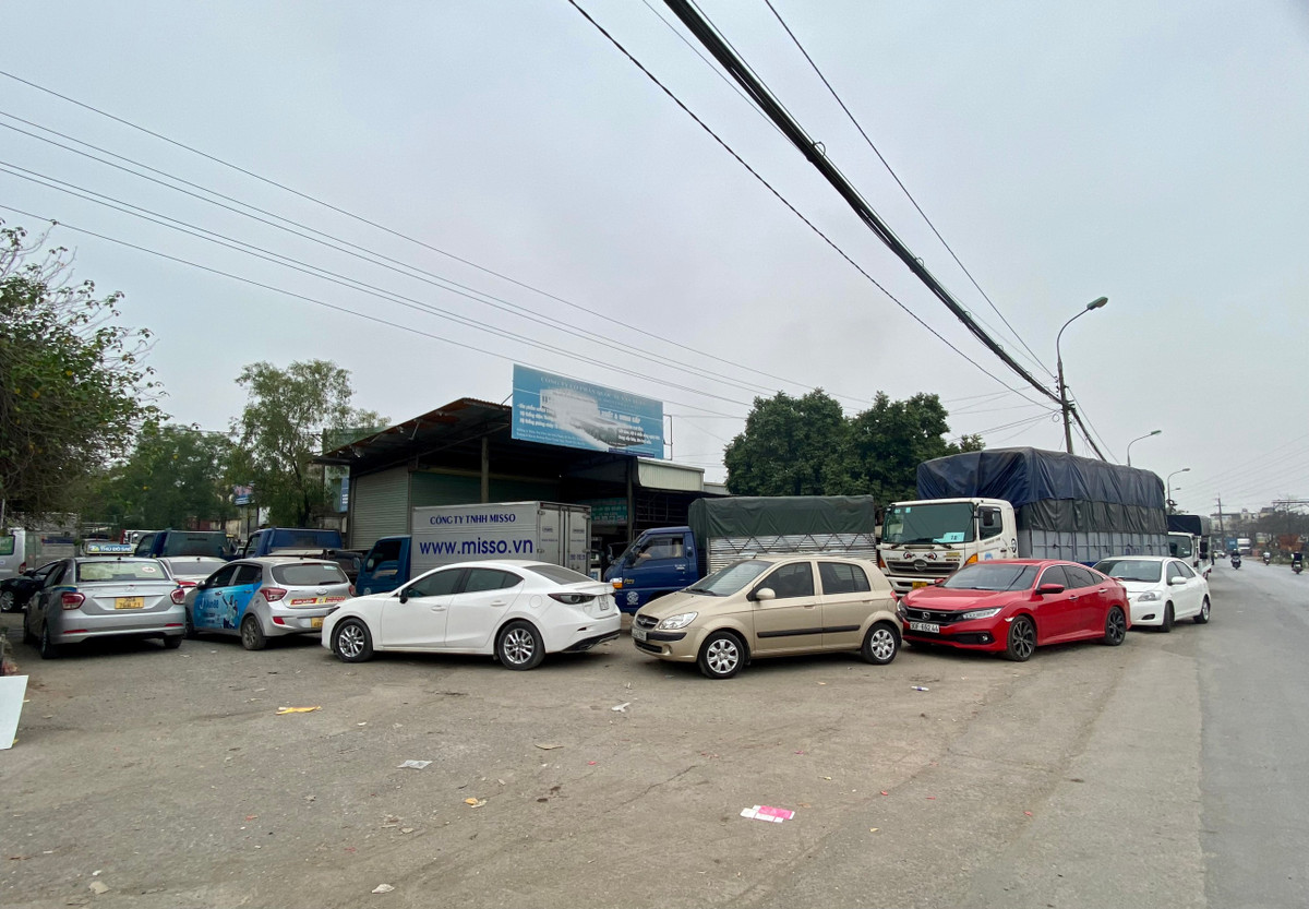 Đến hết ngày 7/3, tại Hà Nội chỉ còn 7 trung tâm đăng kiểm hoạt động. Trong ngày 7/3, Hà Nội đã có thêm 2 trung tâm đăng kiểm tạm dừng hoạt động phục vụ công tác điều tra là Trung tâm đăng kiểm 29-03V và Trung tâm đăng kiểm 29-13D (Nguyên Khê, Đông Anh). Hiện, các trung tâm còn hoạt động luôn trong tình trạng quá tải.