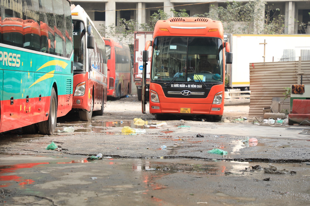 Những túi bóng, vỏ chai, nước nôi lênh láng quanh khu vực bãi xe rất mất vệ sinh.