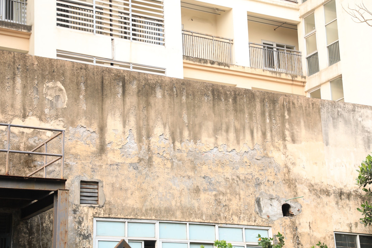 Các tòa nhà bị bỏ hoang nhiều năm hiện đã có dấu hiệu xuống cấp.