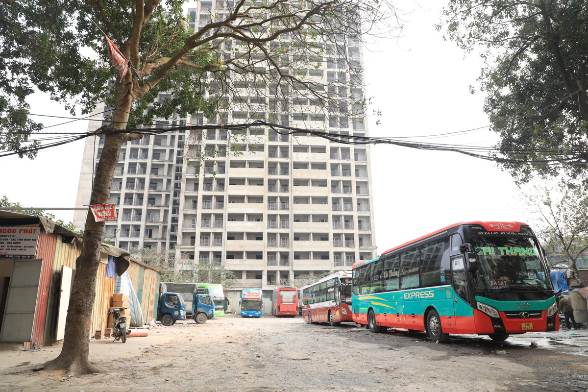 Đặc biệt, tại những khu đất trống của dự án tồn tại bãi xe, gara ôtô, nhiều lều lán được dựng lên để bán hàng hay mở quán ăn... Xe ra vào liên tục gây khói bụi mù mịt.