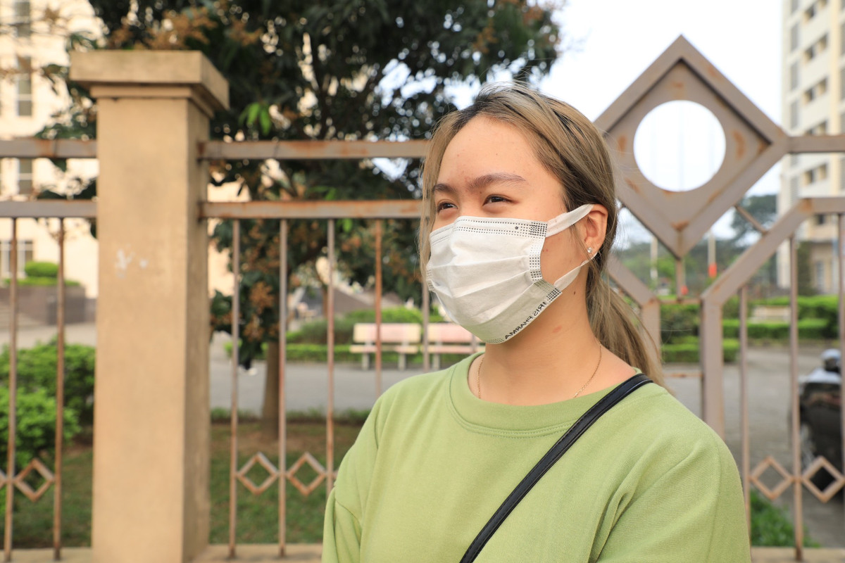 Bạn Vì Thái Hồng, một sinh viên từng ở trong khu kí túc xá cho biết: “Ký túc xá Pháp Vân - Tứ Hiệp có tổng 6 toà từ A1 đến A6 nhưng hiện tại chỉ có duy nhất 1 toà A6 là đang có sinh viên ở, những toà còn lại bị bỏ hoang đã lâu và chưa xây xong. Mình học Đại học Bách khoa, thấy ký túc xá ở đây cách cũng xa trường học, lại không gần với đường giao thông, xe buýt thì ít chuyến…”