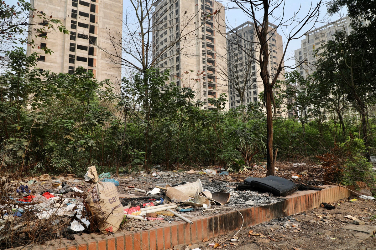 Nhiều nơi rác thải ngập ngụa, nhem nhuốc, gây ô nhiễm môi trường và mất mỹ quan đô thị.