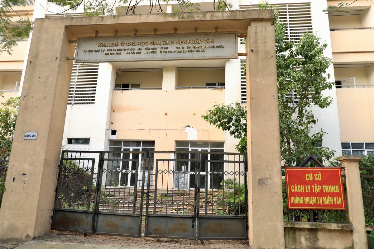 Tòa nhà A1 đã hoàn thiện lâu, song cũng không có sinh viên ở. Lần gần nhất tòa nhà này đón sinh viên tới thuê là khóa học 2019-2020. Cách đây hai năm, nhà A1 từng được sử dụng để làm khu cách ly Covid-19. Sau khi hết dịch, tòa nhà trở về trạng thái không có người. Dưới chân tòa nhà, từng có một số người thuê lại mặt bằng để kinh doanh nhưng hiện cũng đã trả lại.