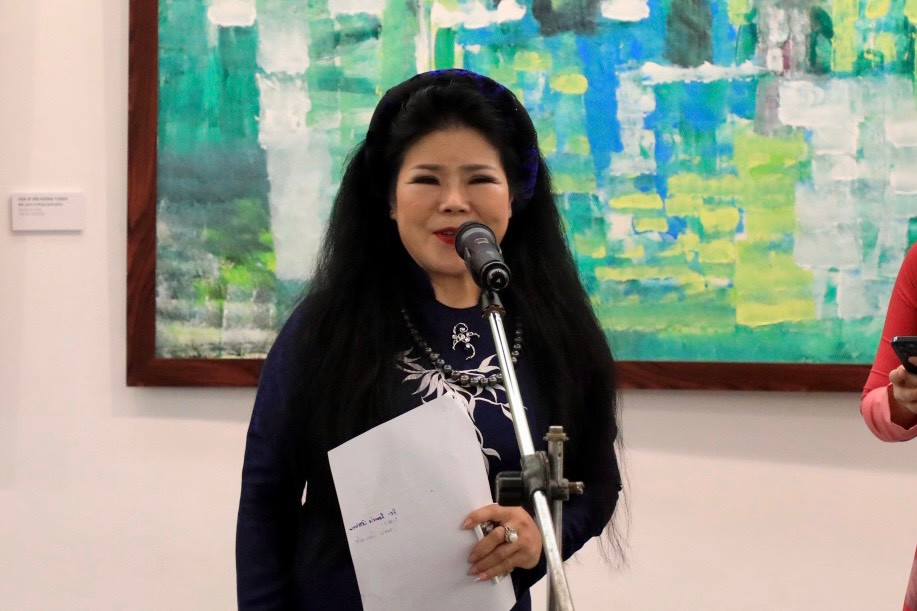 Là một trong những họa sĩ nữ tài năng của Châu Á, Văn Dương Thành lớn lên ở Hà Nội và học tại Đại học Mỹ thuật Việt Nam. Các tác phẩm của bà đã được Bảo tàng Mỹ Thuật Việt Nam sưu tập lần đầu tiên khi mới 20 tuổi. Bà là người Việt đầu tiên được tuyển chọn vào chương trình Nghệ thuật đặc sắc quốc tế của CFM - Snecma của Mỹ - Pháp 2 lần vào năm 1995 và năm 1997 (International Excellence of Arts) và "Vinh danh Đất Việt" 2007 tại Văn Miếu Quốc Tử Giám.