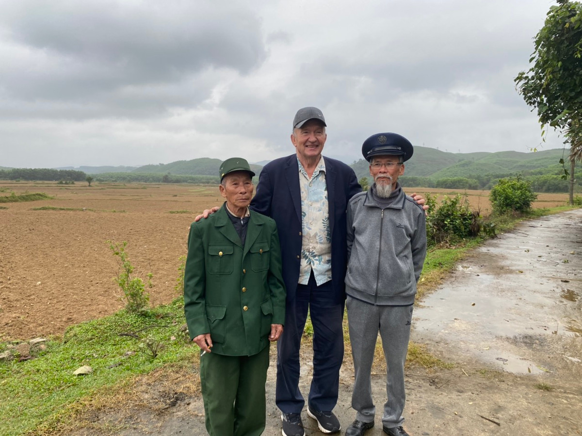 Cựu phi công Mỹ Gruters chụp ảnh cùng ông Phan Tiến Dũng và ông Hoàng Tiến Hợp tại khu vực máy bay rơi.