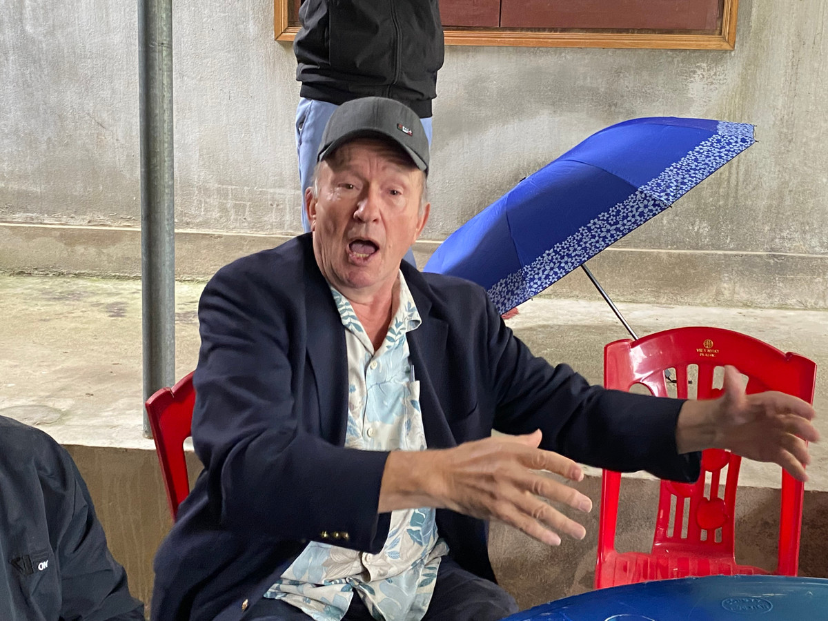 Ông Gruters đang kể lại khoảnh khắc máy bay bị bắn hạ và sau khi nhảy dù thoát thân, ông được người dân bắt giữ.