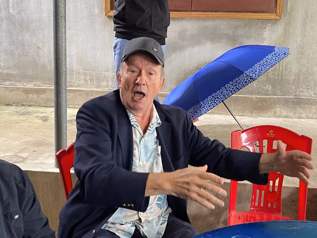 Ông Gruters đang kể lại khoảnh khắc máy bay bị bắn hạ và sau khi nhảy dù thoát thân, ông được người dân bắt giữ.