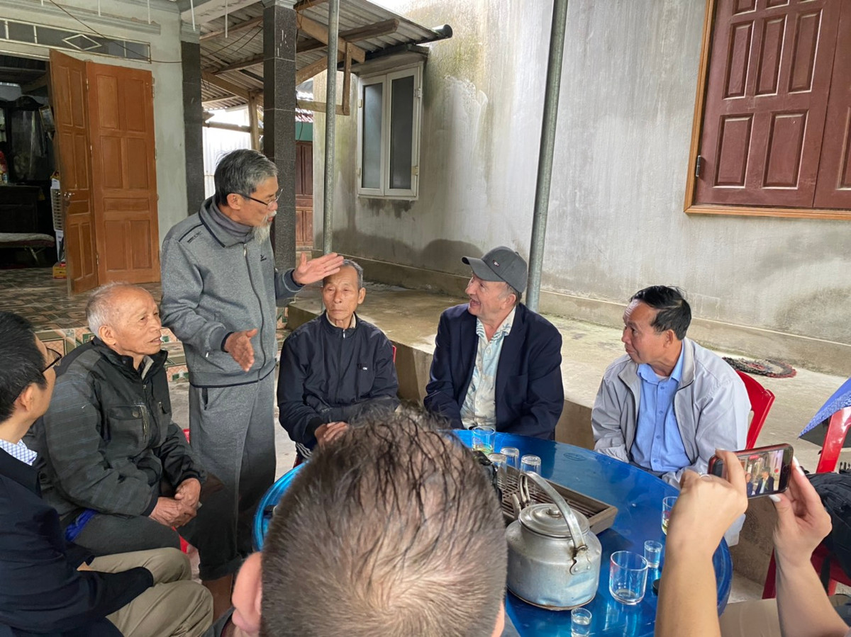 Theo lời kể của cựu phi công và những nhân chứng vào thời điểm đó, tháng 11/1967 chiếc máy bay f 105 do 2 phi công Mỹ điều khiển đánh bom Việt Nam, nhưng đã bị bộ đội ta bắn hạ ngay trên địa phận xã Kỳ Lạc. Máy bay cháy, 2 phi công nhảy dù thoát thân. Những người dân đầu tiên chạy tới tiếp cận có ông Hoàng Tiến Hợp và ông Phan Tiến Dũng (xã đội trưởng) phối hợp cùng dân quân địa phương bắt, bảo vệ để giao cho lực lượng chức năng.