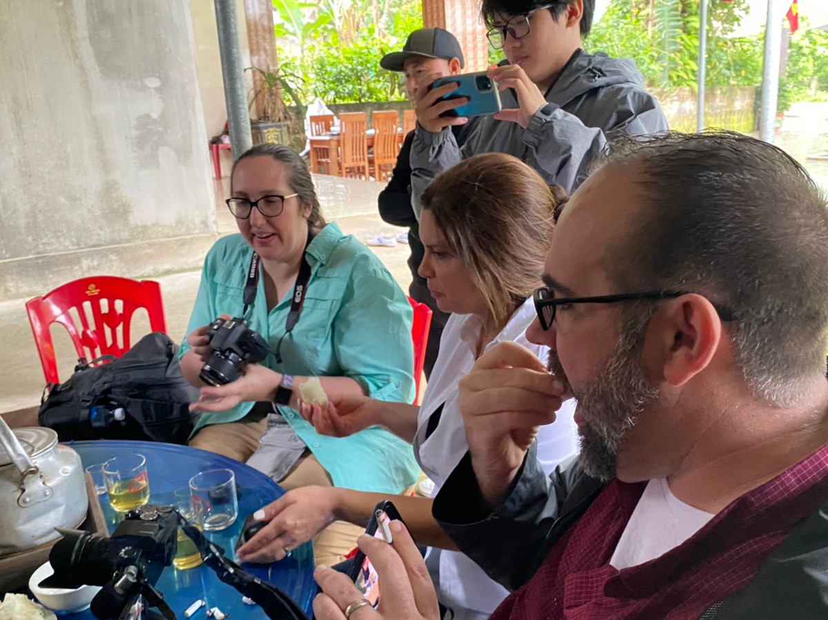 Theo cựu phi công Mỹ Gruters, người bạn bay cùng ông thời điểm bị bắn rơi đã qua đời. Chuyến đi này ông đi cùng 3 người con quay lại nơi bị bắn rơi để thăm và cảm ơn người dân nơi đây đã cho ông con đường sống. Trong ảnh 3 người con của ông đang thưởng thức món sắn luộc.