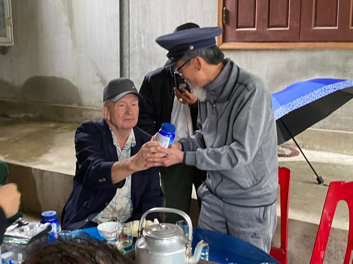 Cựu phi công Mỹ tặng lại những món quà nhỏ và những lời chúc sức khỏe, lời cảm ơn tới những người dân nơi đây. Theo ông Gruters, nếu thời gian tới còn sức khỏe và có điều kiện ông sẽ quay lại nơi đây để thăm mọi người.