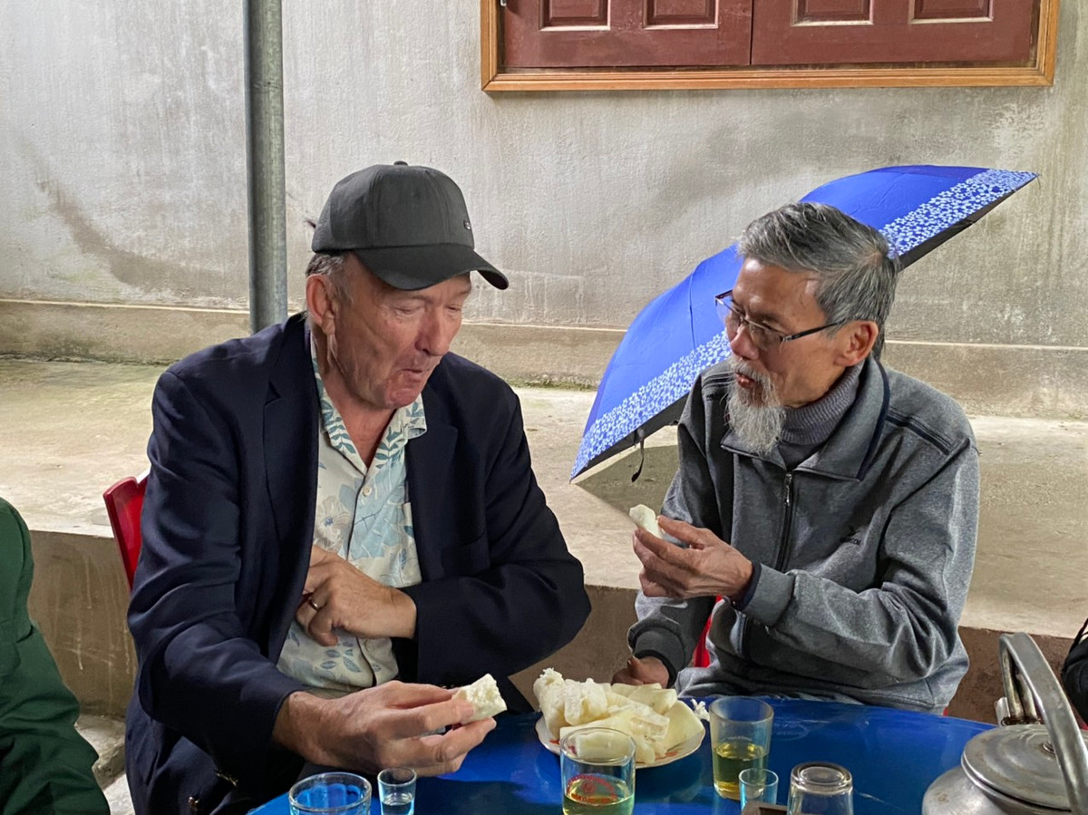 Trong khoảnh khắc sinh tử ấy, món ăn cứu đói kịp thời là sắn luộc. Sau hơn 55 năm trở lại xã Kỳ Lạc, ông Gruters cùng những người con ăn lại món sắn luộc, cảm ơn người dân nơi đây đã cứu và cho ông sự sống đến hôm nay.