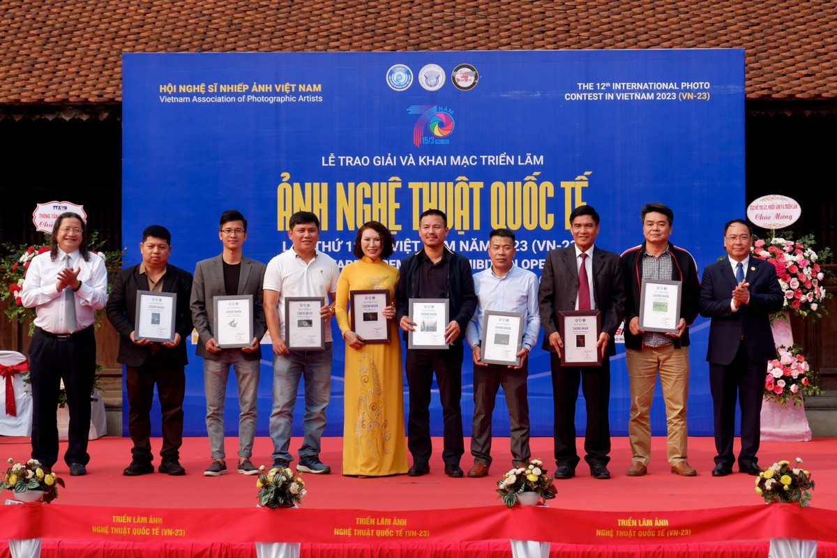 Trao giai va khai mac Trien lam Anh nghe thuat quoc te lan thu 12