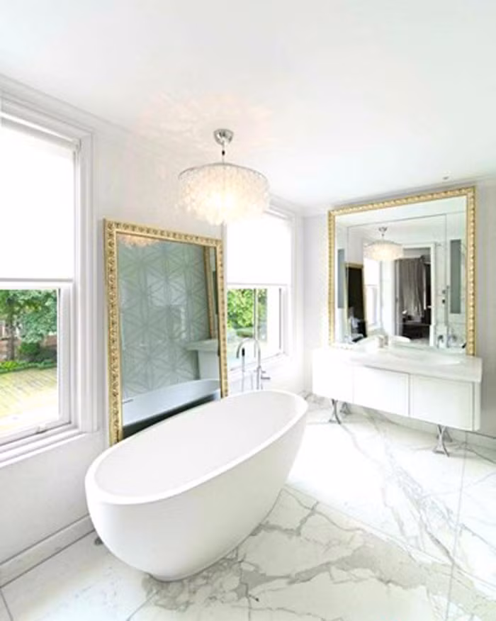 Bồn tắm với thiết kế dàn đèn chùm sang trọng, quyền quý rất thích hợp cho gia chủ yêu thích màu trắng thanh khiết chan hòa ánh sáng tự nhiên. Ảnh: Wikiphunu.vn.