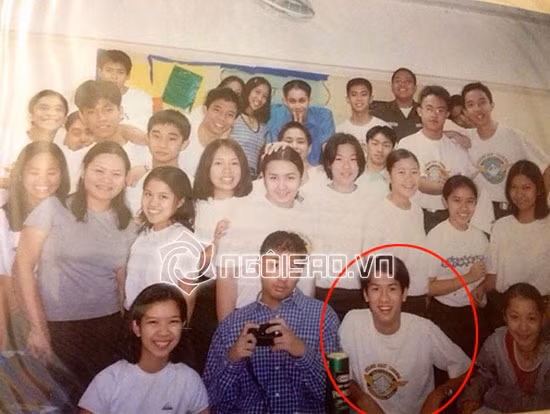  4. Phillip Nguyễn - em trai của chồng Hà Tăng Phillip Nguyễn sinh năm 1986, người Philippines gốc Việt, là một doanh nhân trẻ thành đạt và được thừa hưởng nhiều thương hiệu thời trang đắt tiền như: Christian Dior, Channel, Zara, Lancome, Nike… Anh hiện là đại diện lớn nhất của thương hiệu Nike tại Việt Nam. Trong hình ảnh, Phillip Nguyễn nhỏ gầy, gương mặt ngây ngô nhưng rất đẹp trang sáng sủa. Nụ cười tươi rói của anh cũng "đốn lòng" bao trái tim bạn gái sau khi xem hình. Ảnh: ngoisao.vn.