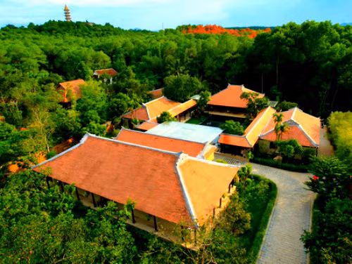  1. "Tĩnh lặng Cát Tường Quân" của nữ doanh nhân Tạ Thị Ngọc Thảo Tịnh cư Cát Tường Quân của nữ đại gia Việt - Tạ Thị Ngọc Thảo (doanh nhân nổi tiếng trong lĩnh vực địa ốc) nằm trên quần thể đồi Thiên An (Cư Chánh 1, xã Thủy Bằng, TX. Hương Thủy, tỉnh Thừa Thiên - Huế). Ảnh: cattuongquan.com.