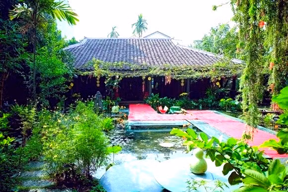 Ngôi nhà vườn của Á hậu có diện tích rộng, không gian gần gũi với thiên nhiên và khuôn viên được bài trí khá mộc mạc. Ảnh: VTC News.