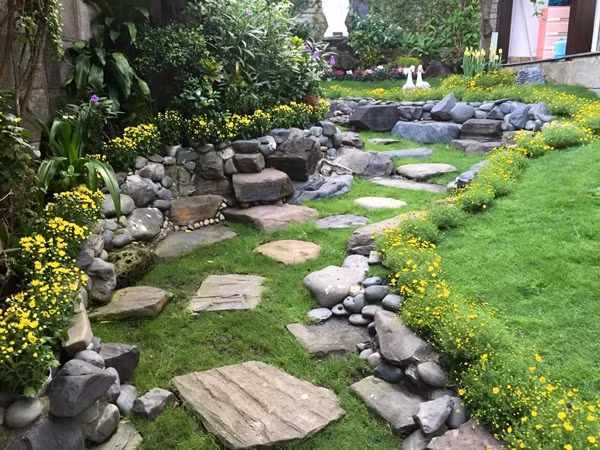 Lối đi trong vườn kéo dài đến tận hiên nhà. Ảnh: VTC News.