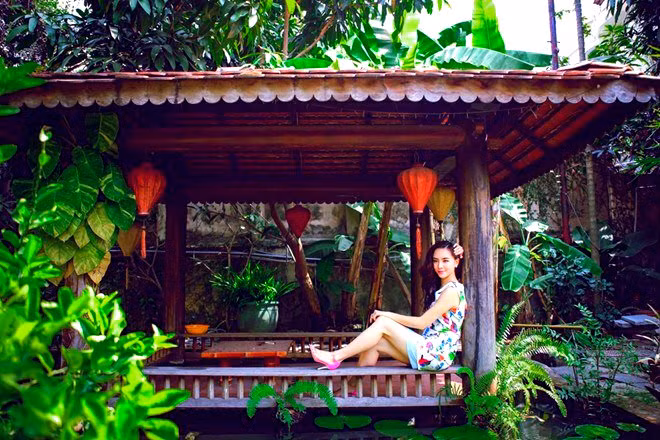  5. Điền viên của Á hậu Dương Trương Thiên Lý Á hậu của hoa hậu hoàn vũ 2008 – Dương Trương Thiên Lý khiến không ít người ghen tị vì cô có chốn thiên đường tuyệt đẹp để sinh sống. Căn biệt thự vườn tại Tp.HCM của người đẹp được thiết kế hài hòa, mái ngói rêu phong, màu nâu của gỗ cùng màu xanh của lá cây rất ấn tượng. Ảnh: VTC News.