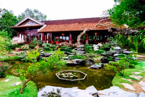 Vào trong điền viên, người tham quan tưởng như lạc vào một vườn bách thảo thu nhỏ với hàng ngàn loại cây, từ cây cảnh nghệ thuật đến cây ăn quả quy tụ từ khắp mọi miền đất nước như: cây xanh, xanh cần thăng, cây sung, chanh, đào, thị… Ảnh: Người lao động.