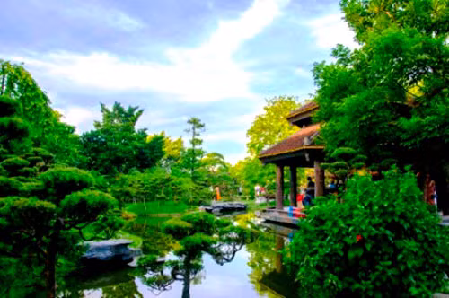  2. Điền viên triệu đô tựa thiên đường giữa lòng Hà Nội Ngay gần trung tâm TP Hà Nội nhộn nhịp sầm uất, ven sông Hồng có một không gian yên tĩnh, thanh bình khác biệt hẳn so với thế giới bên ngoài. Đó là khu biệt phủ triệu đô rộng khoảng 500 m2 của nhà báo, Đại tá quân đội Sử Trường Sơn, nằm sâu bên trong con ngõ nhỏ trên đường An Dương (quận Tây Hồ), nơi chỉ cách Hồ Gươm vài ba cây số. Ảnh: Người lao động.