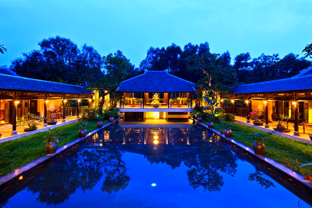 Khu vườn bao quanh bốn phía đem lại cho du khách cảm giác ấm cúng, nhẹ nhàng và thư thái. Ảnh: cattuongquan.com.