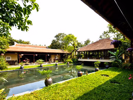 Điền viên của đại gia Tạ Thị Ngọc Thảo được thiết kế theo lối kiến trúc hài hòa theo hình chữ khẩu - giống lối kiến trúc của các ngôi chùa cổ và hoàng cung nên vừa mang vẻ trang nghiêm vừa có sự thanh tịnh. Ảnh: cattuongquan.com.