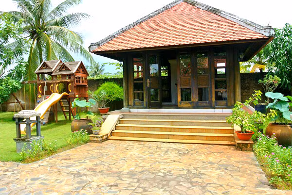 Lối thiết kế dựa trên ý tưởng của kiểu nhà ba gian và nhà rường truyền thống với các cây cột lớn giữa nhà và lối đi theo không gian mở, sao cho tất cả các ô cửa đều đón ánh nắng, gió sông và không khí tươi mát. Lối vào tuy hơi nhỏ hẹp (không phù hợp cho xe hơi) nhưng phía cửa ngõ giáp bờ sông là nơi lý tưởng cho du thuyền neo đậu. Ảnh: kenhsao.net.