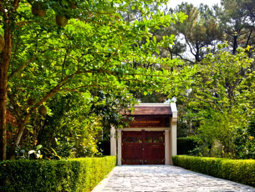 Tuy không được xây dựng với mục đích kinh doanh nhưng tịnh cư của nữ đại gia này đã trở thành một điểm du lịch rất hấp dẫn tại Huế. Ảnh: cattuongquan.com. 