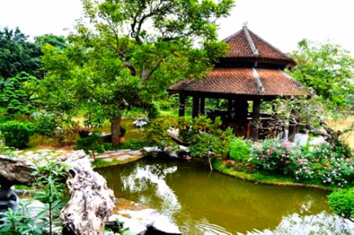 Cây cảnh, ao cá và những hòn non bộ nước chảy róc rách kết hợp với ngôi nhà kiến trúc Phương Đông khiến không gian sân vườn trở nên lãng mạn Ảnh: Người lao động.