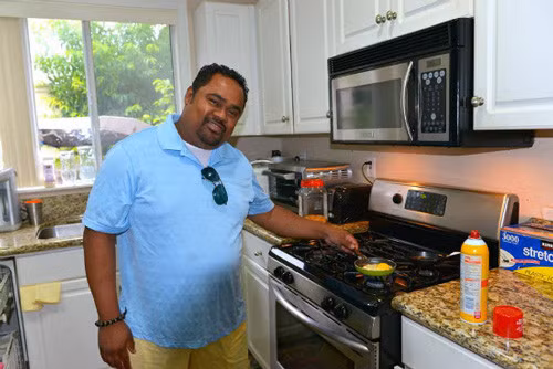 Những loài hoa mà cô ca sĩ này thích như hoa đồng tiền, hoa hồng cũng được trồng khắp trong khu vườn. Ảnh: Khám phá.