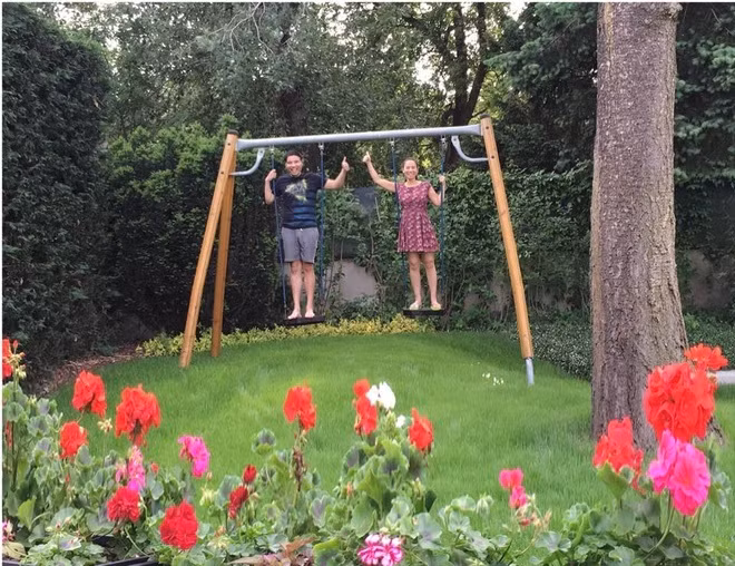 Các bức ảnh cho thấy ngôi biệt thự triệu đô của nữ ca sĩ và ông xã doanh nhân có khoảng không rộng cùng nội thất cao cấp, hiện đại. Ban công nhìn ra thủ đô Praha của Séc. Ảnh: Vietnamnet.