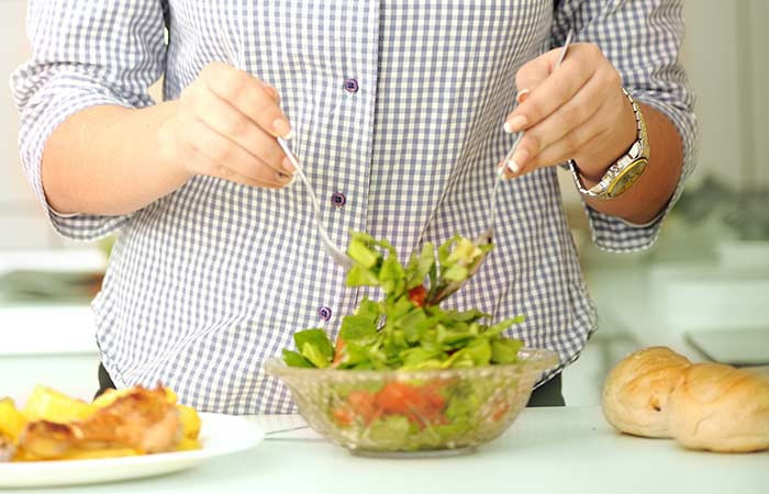 Tránh ăn kiêng quá độ - Đôi khi những phụ nữ mới làm mẹ lần đầu cảm thấy hoảng sợ và dễ bị trầm cảm sau sinh và thường áp dụng chế độ ăn kiêng quá chặt chẽ để lấy lại vóc dáng thời son rỗi. Điều đó dẫn tới việc dễ bị suy dinh dưỡng, và kéo theo sức khỏe của con cũng bị ảnh hưởng. Nhịn đói sẽ chẳng giúp ích gì mà chỉ khiến mọi thứ tệ thêm. Hãy tham khảo ý kiến của các chuyên gia dinh dưỡng để biết cụ thể bạn nên ăn những gì và ăn như thế nào để nhanh chóng giảm mỡ bụng.