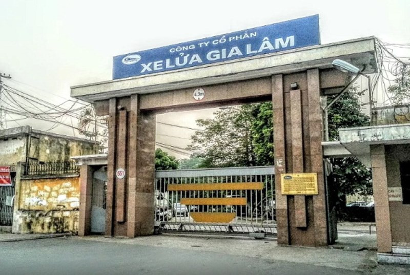 Nhà Máy xe lửa Gia Lâm – Công ty Vận tải hành khách đường sắt Hà Nội (Số 551 Nguyễn Văn Cừ, phường Gia Thụy, quận Long Biên): Theo quy hoạch được UBND TP phê duyệt tại Quyết định số 6115,khu đất nằm trong khu vực được xác định chức năng là đất công công cộng.